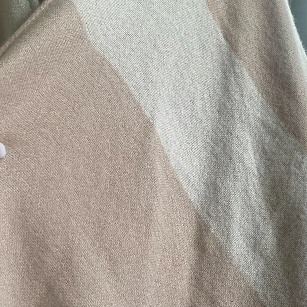 SOUA&KYI, Absolutely Gorgeous Poncho Cape! The Material is Beautiful ๐ป๐ป๐ป๐ป๐ป - Picture 8 of 11